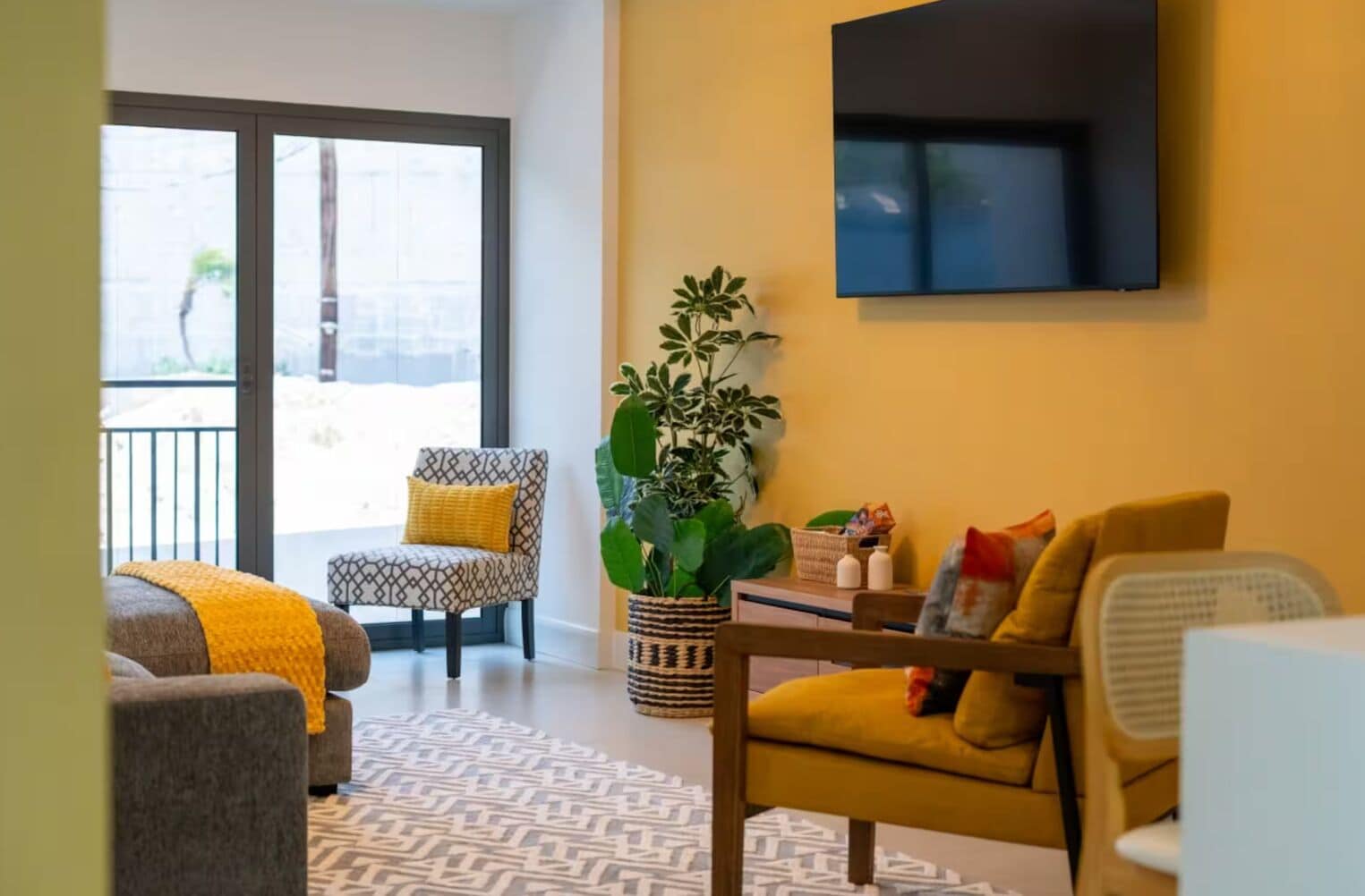 Departamento, balcón, vista al océano | Área de sala de estar