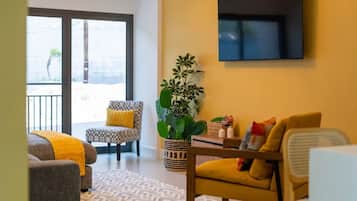 Departamento, balcón, vista al océano | Área de sala de estar