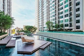 A modern residential building with a rooftop pool area. - 2 Bed Room Sea View Great Place Central (Pattaya)