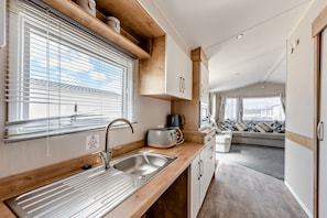 A kitchen with a sink, a toaster, and a window with blinds. - Host Stay - Meadow View (Winchelsea)