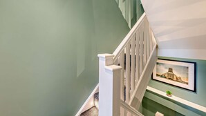A staircase with white railings leading to a landing with a framed picture of a building. - Host Stay - The Georgian Quarter at Catharine I (Liverpool)
