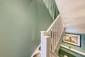 A staircase with white railings leading to a landing with a framed picture of a building. - Host Stay - The Georgian Quarter at Catharine I (Liverpool)