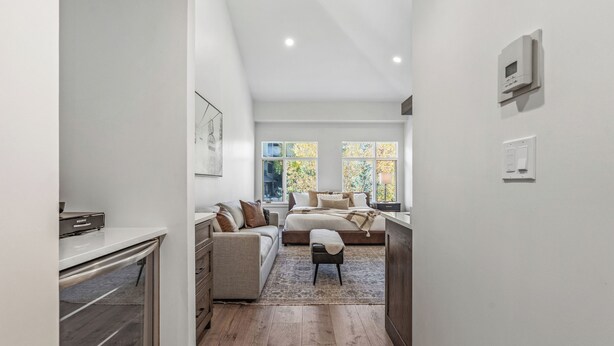 Ein modernes Interieur mit Küche, Wohnbereich und Schlafzimmer.
