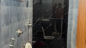 Un baño con inodoro, lavamanos y ducha.
