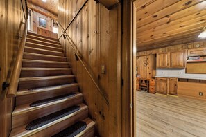 Eine HolztTreppe mit Handlauf, die zu einer zweiten Etage führt.