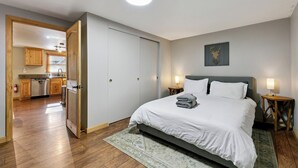 Een bureau, een strijkplank/strijkijzer, gratis wifi, beddengoed