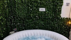 Bañera de hidromasaje cubierta