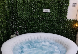 Indoor spa tub - 3-bed House, Sleeps 5 With Private Hot Tub (Birmingham)