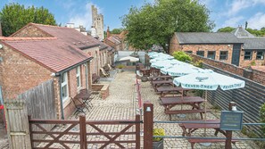 Outdoor dining - The Cross Keys hotel (Knutsford)