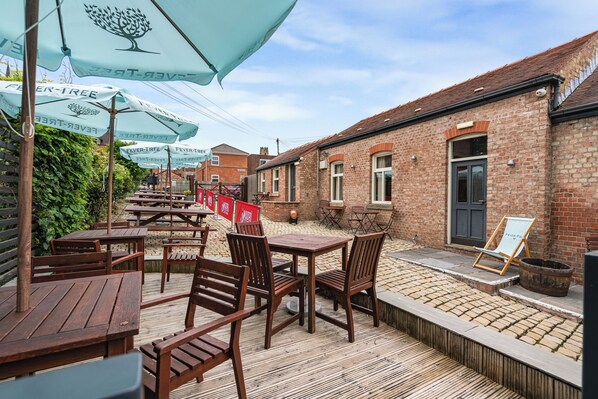 Outdoor dining - The Cross Keys hotel (Knutsford)