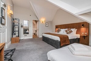 Family Triple Room | Desk, iron/ironing board, WiFi (free) - The Cross Keys hotel (Knutsford)