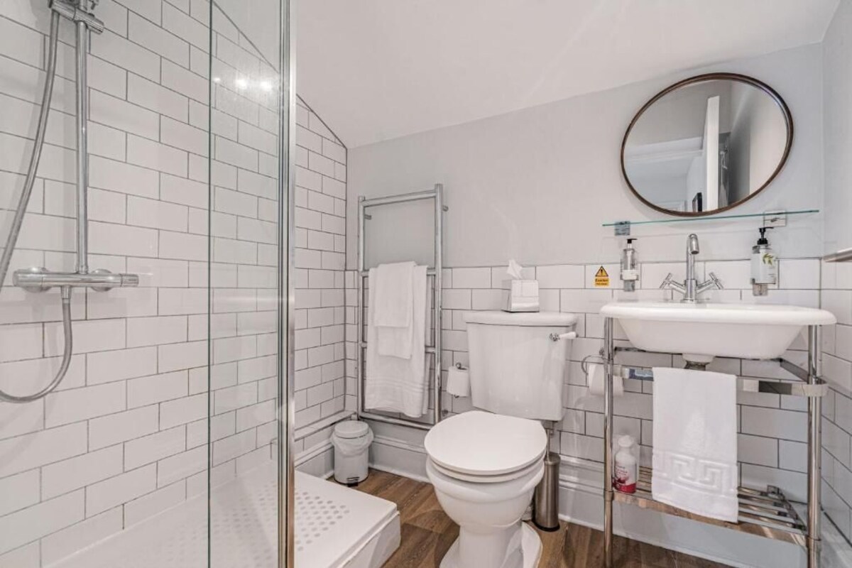 Deluxe Double Room | Bathroom | Shower, free toiletries, hair dryer, towels
