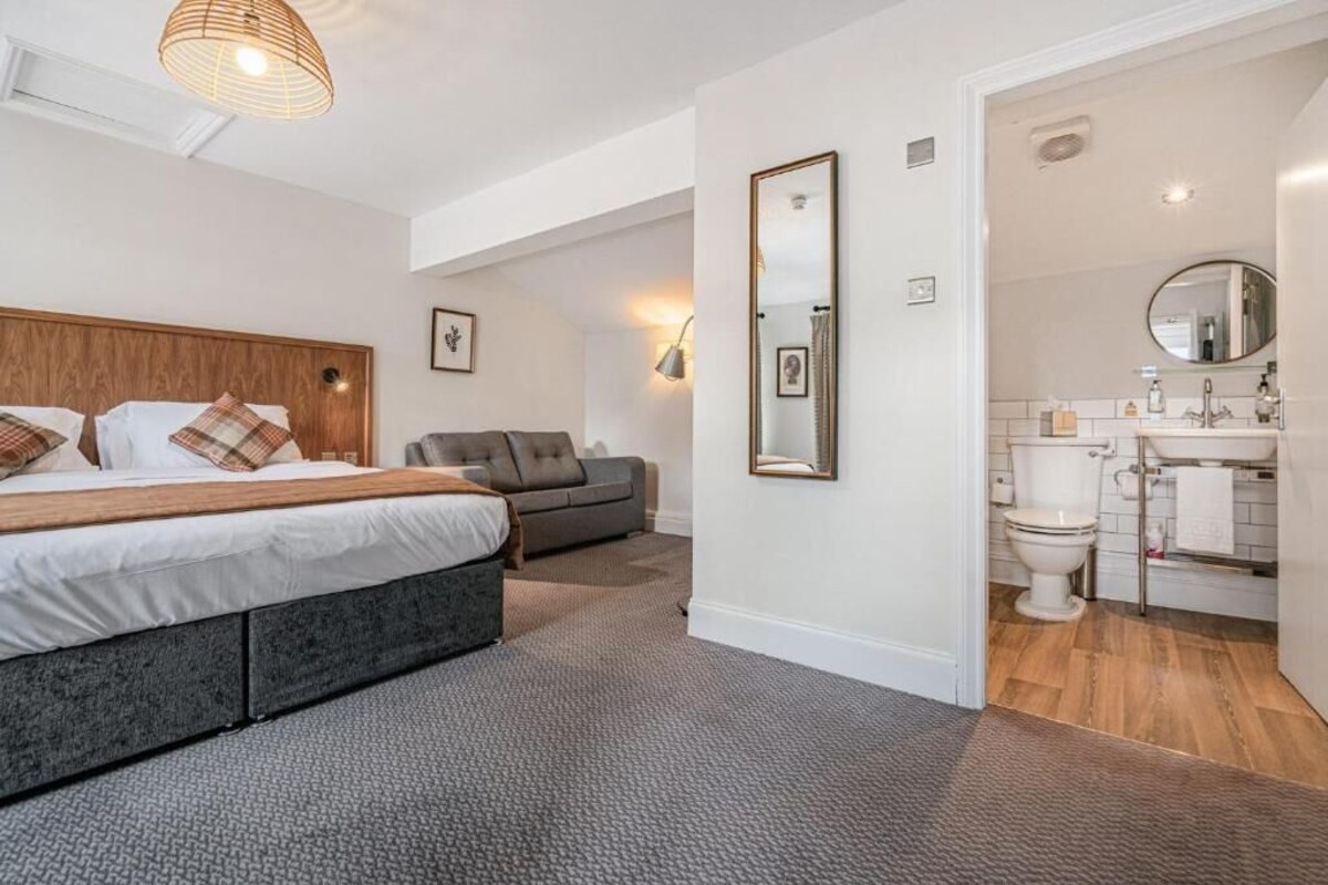 Family Room | Desk, iron/ironing board, WiFi (free)