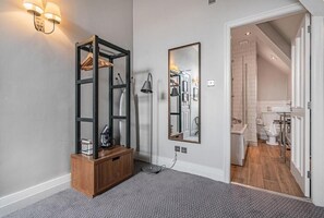 Family Triple Room | Bathroom | Shower, free toiletries, hair dryer, towels - The Cross Keys hotel (Knutsford)