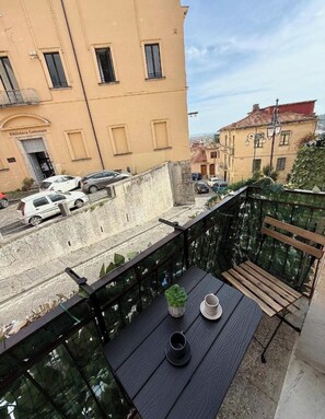 Outdoor dining - Relax in the heart of the historic district, with cozy rooms for overnight stays (Eboli)