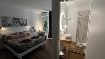 Shower, hair dryer, bidet, towels