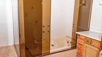 Superior Suite | Bathroom