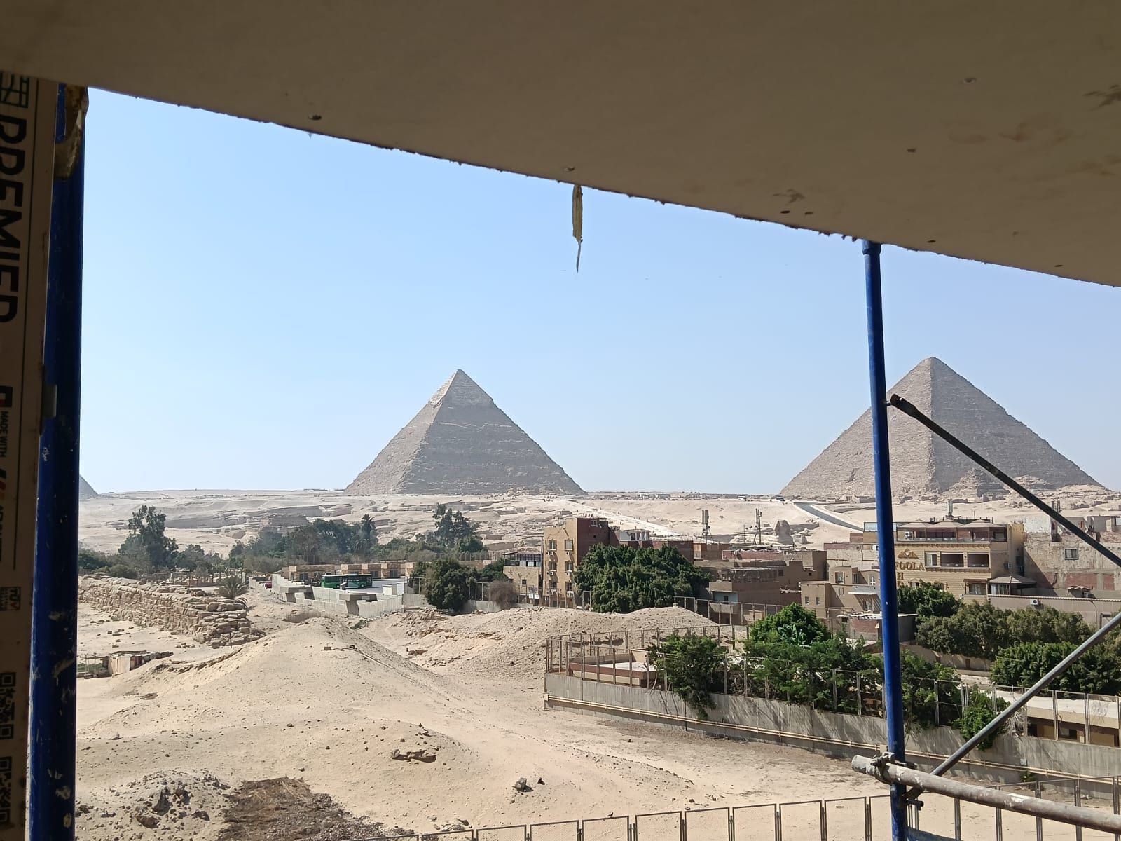 Vista de las pirámides con una zona de construcción al frente.