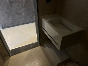A bathroom with a large window, a white bathtub, and a shower area. - Royal Pyramids Land Hotel (Giza)