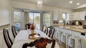 House (5 Bedrooms) | Interior
