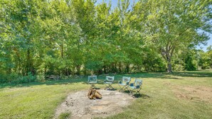 An outdoor seating area with three chairs and a fire pit. - 7 Mi to Roaring River State Park! Gem w/ Fire Pit (Cassville)