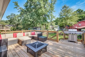 Una terraza con mobiliario exterior, una parrilla y vistas del entorno.