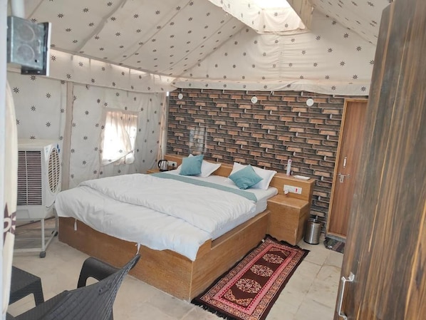 Un dormitorio con cama, mesitas de noche, cabecero de madera, ventana con cortinas y un radiador.
