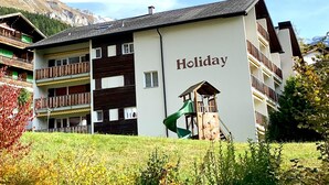 Un edificio a più piani con un cartello che riporta la scritta 'Holiday'.