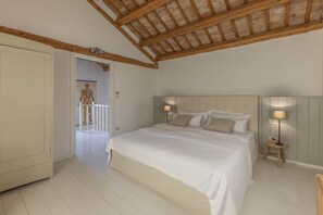 A bedroom with a bed, bedside lamps, and a wooden ceiling. - Villa with Pool near Motovun in Istrian Village (Prašćari)