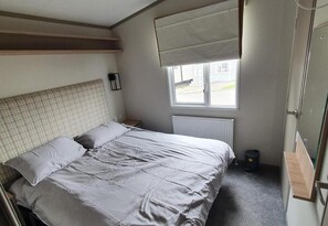 Room - Sleeps6-familyfriendly-flamingoland-pool (Malton)