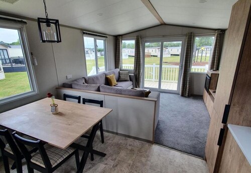 Sleeps6-familyfriendly-flamingoland-pool
