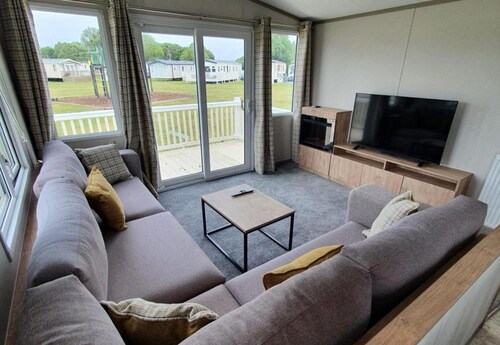 Cabin Sleeps 6 With Hot Tub and Parking