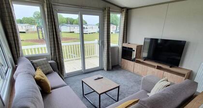 Cabin Sleeps 6 With Hot Tub and Parking