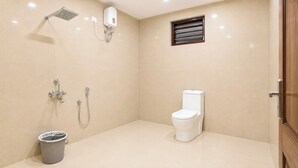 Deluxe Quadruple Room | Bilik Mandi | Tuala disediakan, sabun, syampu 