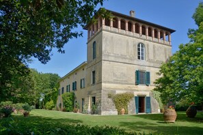 A two-story building with a symmetrical facade, arched windows, and a central entrance with a door. - Wonderful private villa with private pool, WIFI, TV, patio and panoramic view, close to Pisa (Fauglia)