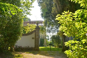 Een poort met een gebouw op de achtergrond.