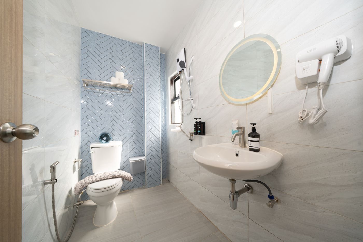 Familienhaus | Badezimmer | Kostenlose Toilettenartikel, Haartrockner, Handtücher, Seife
