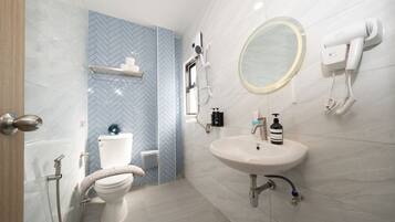 Familienhaus | Badezimmer | Kostenlose Toilettenartikel, Haartrockner, Handtücher, Seife