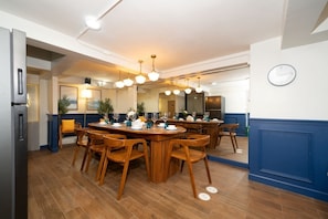 A modern kitchen with a dining area, wooden furniture, and pendant lighting. - Cozy Coast  (Kathu)