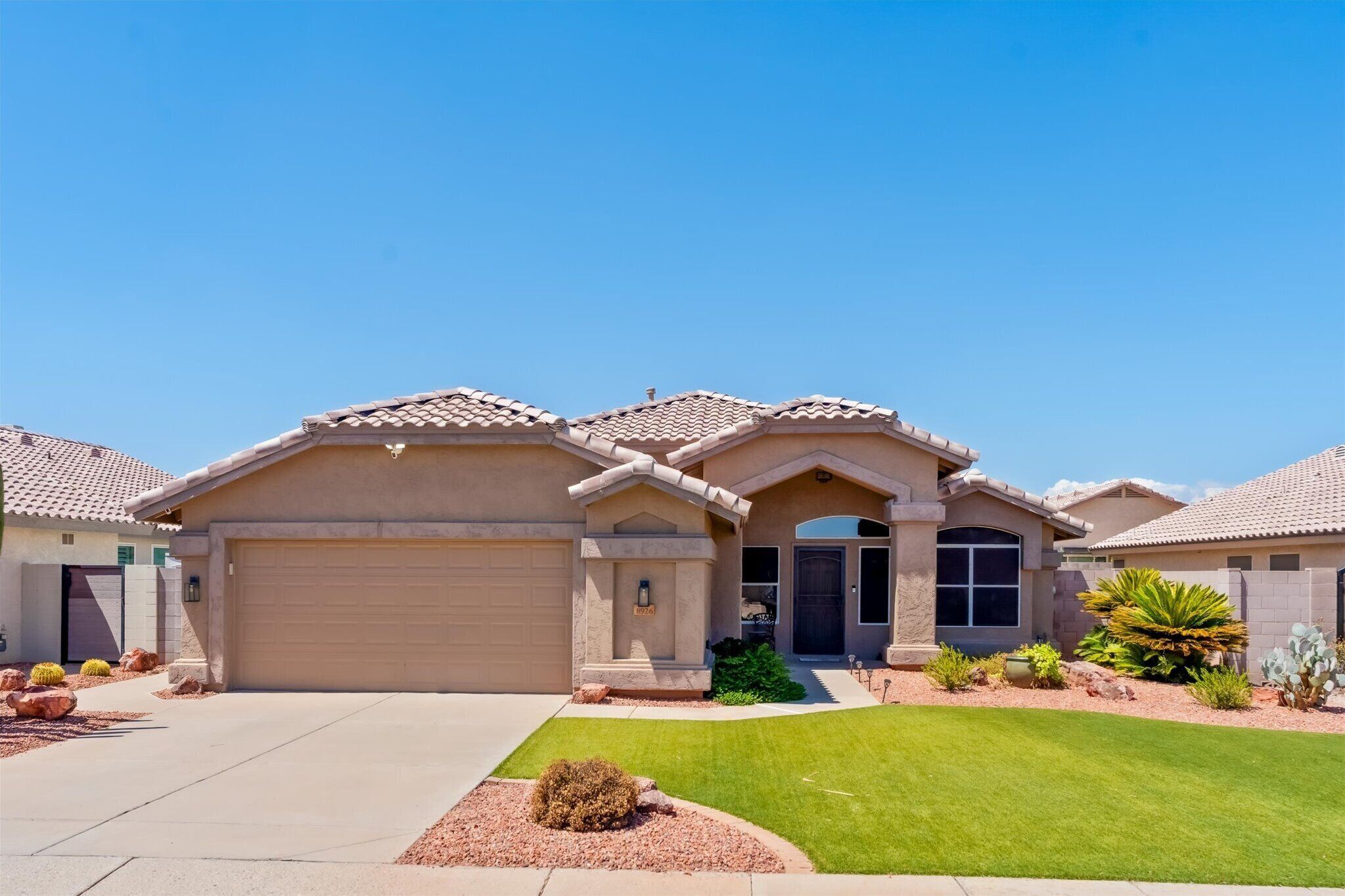 Single-level Peoria home with driveway and garage parking for a convenient Arizona stay.