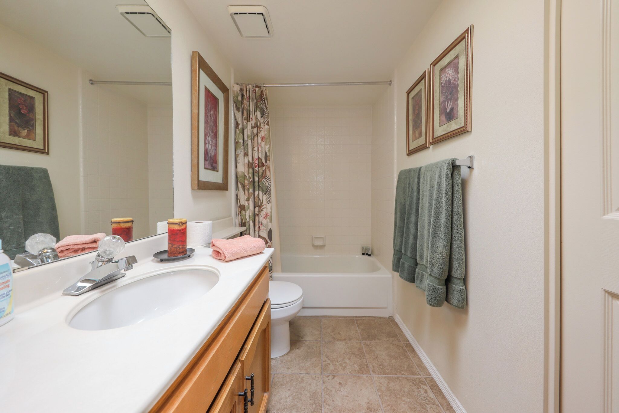 Ein Badezimmer mit Waschbecken, Toilette, Badewanne und Duschvorhang.