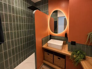 Bathroom - Vrbo Property (Avignon)
