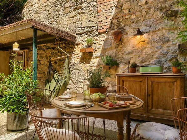 Outdoor dining - Vrbo Property (Avignon)