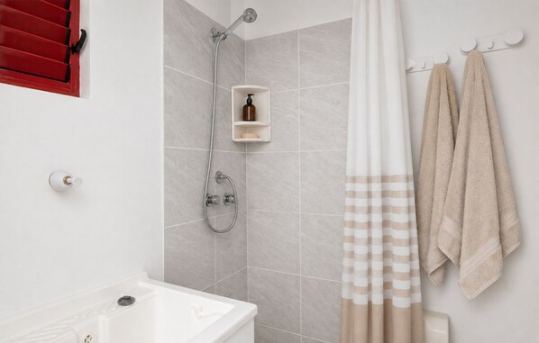A bathroom with a shower, a white bathtub, and a towel rack with two towels. - Stunning private villa for 6 people with A/C, WIFI, TV, patio and panoramic view (Santa Maria Del Focallo)