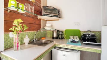 Cocina compacta con tostadora, hervidor y escurreplatos.