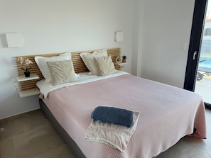 Een strijkplank/strijkijzer, wifi, beddengoed