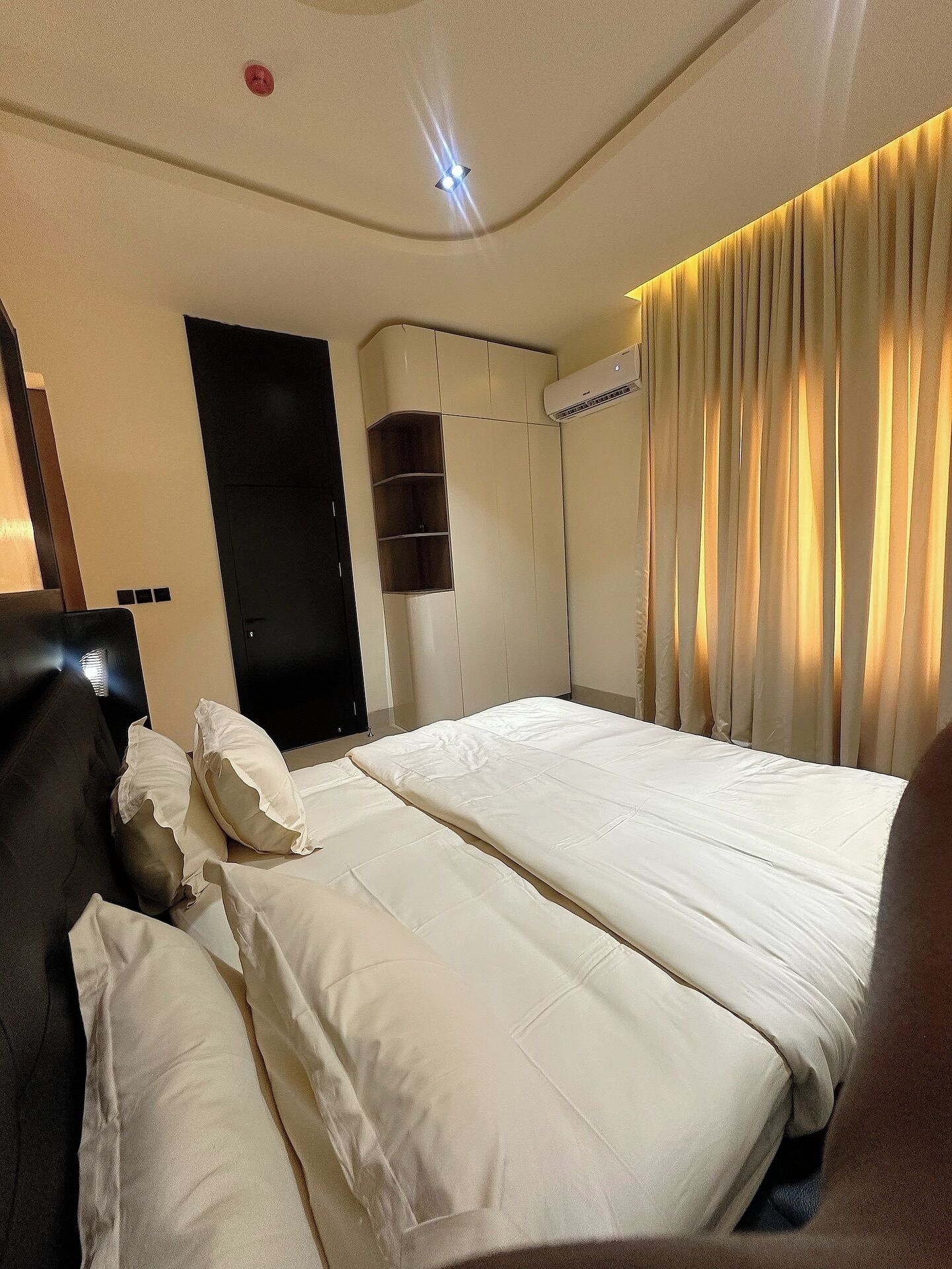 Economy Apartment, Balcony, City View | Peti besi dalam bilik, meja, ruang kerja komputer riba 