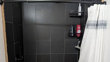 Ducha, toallas, jabón y papel higiénico