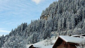 Ein mit Schnee bedeckter Berg mit Holzhütten.