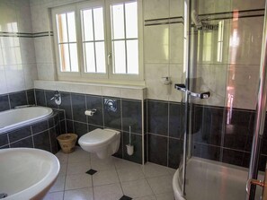 Bathroom - Chalet Sturmfang Appartement/Fewo, Dusche und Bad, WC, 4 oder mehr Schlafräume by Interhome (Adelboden)